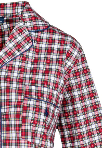 Červený a bílý károvaný pyžamový vršek s námořnicky modrým lemovaným límcem, kapsou na levé straně a zapínáním na knoflíky. Vyrobený z měkké látky.