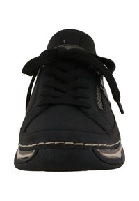 Fekete sneaker texturált anyagból, kerek orral, lapos fűzőkkel és oldalsó cipzár részlettel. Kontrasztos varrással és rugalmas gumitalppal rendelkezik.