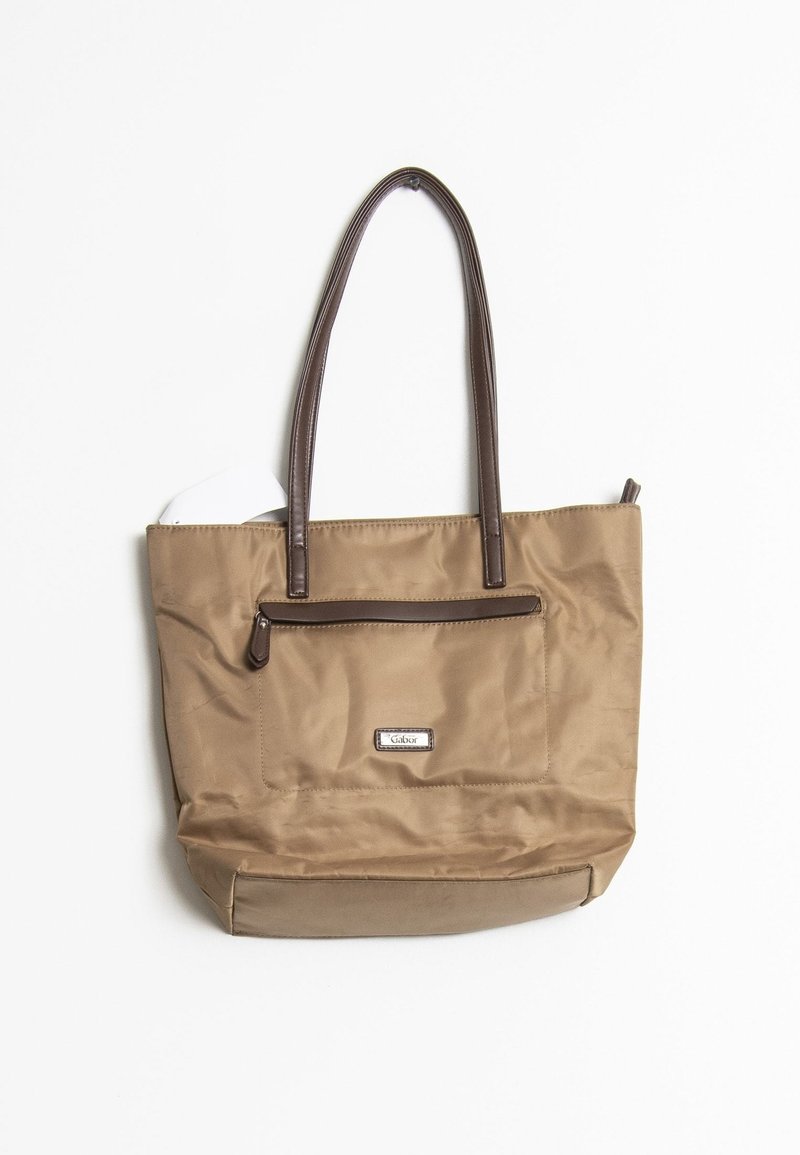 Borsa tote in nylon color fango con manici in pelle marrone, tasca frontale con zip e targhetta con marchio. Texture liscia e forma rettangolare.