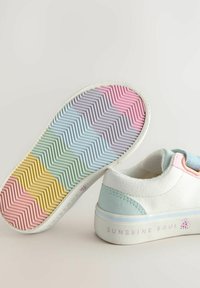 Buty kanapkowe z białym korpusem, pastelowymi niebieskimi i różowymi akcentami oraz wielokolorową podeszwą w zygzaku. Z logo "SUNSHINE SOUL".