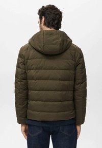 Olivgrön puffjacka med huva, som har horisontella quiltade paneler, elastiska manschetter och en avslappnad passform, visad bakifrån.