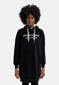 Schwarzes Samt-Hoodiekleid mit weißen Kordeln, mit gesticktem Text "BRUNO BANANI nicht für jedermann." Lange Ärmel, entspannte Passform.