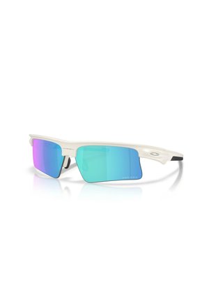 Occhiali da sole sportivi bianchi con montatura semi-rimless e lenti specchiate blu-viola inclinati su una superficie bianca.