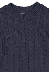 Laivastonsininen neulepusero, jossa on ribbitty pyöreä pääntie ja kohonnut palmikkokuvio koko kankaan läpi, ja joka sisältää tekstuuripinnan.