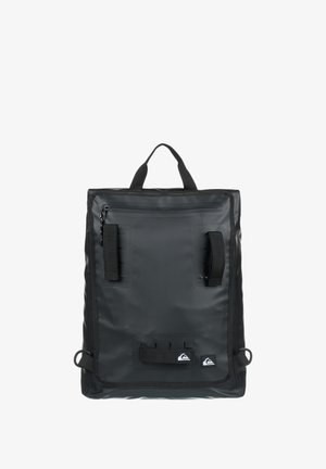 Musta vedenpitävä reppu, jossa on suorakulmainen muoto, tukevat kahvat, edessä vetoketjullinen tasku ja kaksi sivunauhaa kiinnitystä varten.
