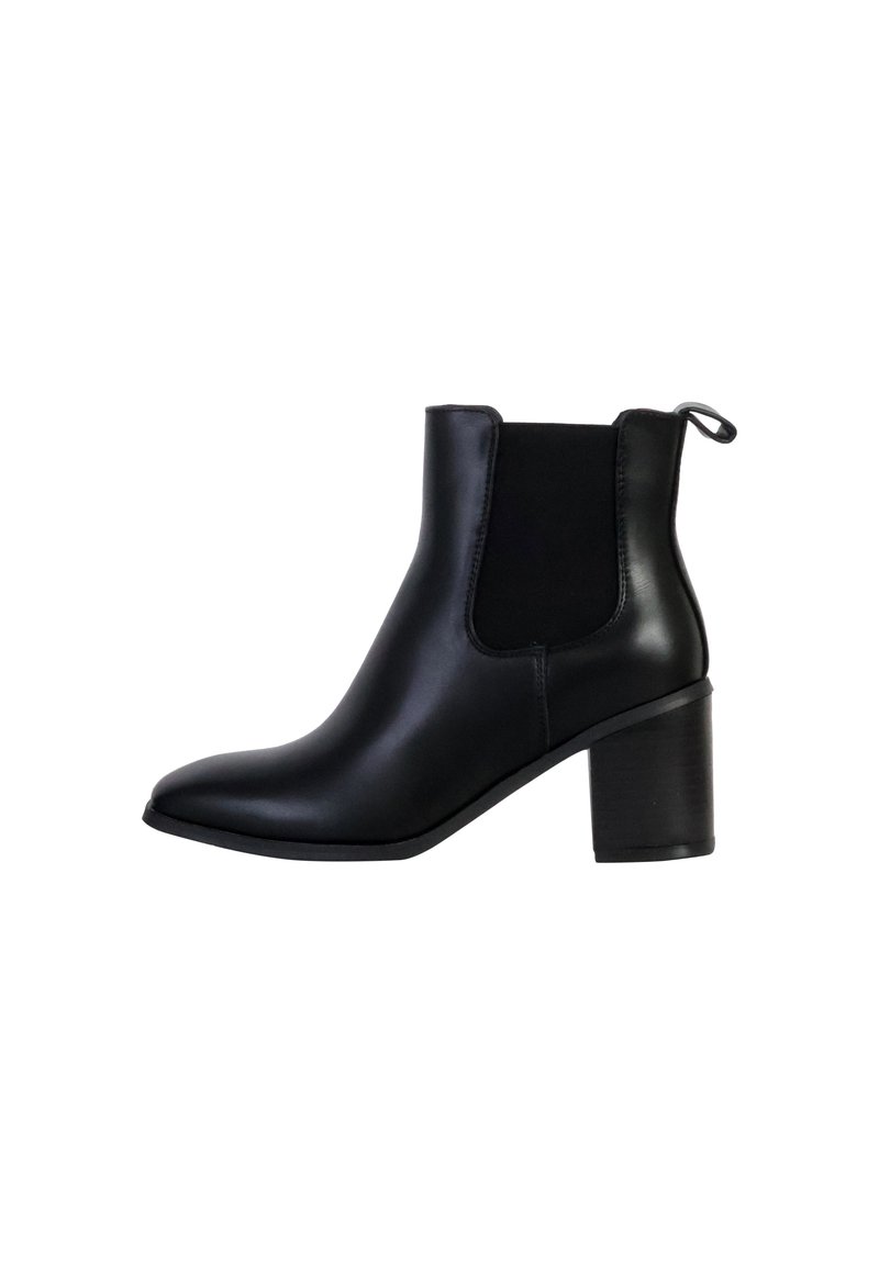 Bottine en cuir noir avec un bout pointu et des panneaux élastiques sur les côtés. Elle possède un talon épais et une languette à l'arrière pour un enfilage facile.