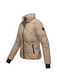 Beige pufferjack met hoge kraag, diagonale gestikte patroon, zwarte ritszakken en zwarte afwerking aan de mouw.