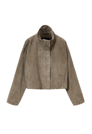 Chaqueta de ante taupe recortada con un alto cuello, cierre frontal de cremallera y mangas de corte relajado. Textura suave y diseño minimalista.