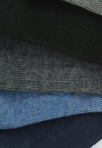 Cztery złożone próbki tkaniny w różnych odcieniach szarości i niebieskiego, ukazujące teksturowane sploty i wyraźne kolory: ciemnoszary, średnioszary, jasnoniebieski oraz ciemnoniebieski.