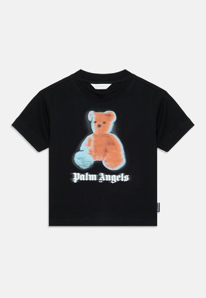 Tricou negru cu mâneci scurte, având un grafic estompat cu un ursuleț portocaliu și albastru și textul "Palm Angels" dedesubt.