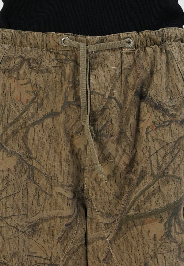 PARACHUTE - Shorts - forest camo4