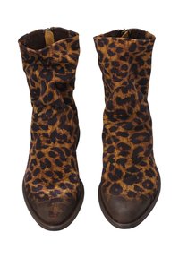 Leopardprint ankelstøvler med slouch-design, brun og sort farve, spids tå og lav, tekstureret hæl. Lynlås lukning bagpå.