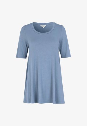 Lyseblå, kortærmet, rundhalset løsstående kvindetop lavet af blødt stof.