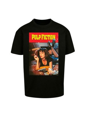 Schwarzes T-Shirt mit einem Grafikdruck aus "Pulp Fiction", auf dem eine Frau mit einer Zigarette und einer Waffe vor einem bunten Hintergrund abgebildet ist.