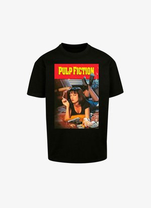 Czarna koszulka z grafiką z "Pulp Fiction", przedstawiająca kobietę trzymającą papierosa i pistolet, na kolorowym tle.