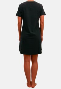 Sort kortærmet kjole med rund halsudskæring, løs pasform og knælængde. Glat stof med minimal detaljering og uden synlige mønstre.
