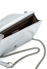 Srebrna torebka na ramię o eleganckim wzornictwie, z łańcuszkowym paskiem i brązowym wnętrzem z możliwością przechowywania kart. Widoczne zapięcie na magnes.