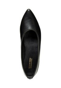 Schwarze Lederflats mit spitzem Zehenbereich, glatter Textur, elastischem Rand und sichtbar angebrachtem Markenlabel auf der Innensohle.