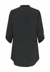 Chemise noire texturée avec une coupe décontractée, manches 3/4 et col. Présente un ourlet arrondi et un détail de manche retroussable avec patte de fixation.