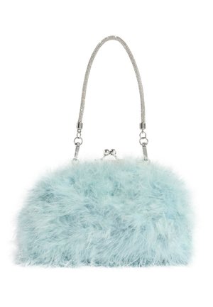 Kleine hellblaue flauschige Handtasche mit silberner Kettenhenkel und silbernem Verschluss auf weißem Hintergrund.