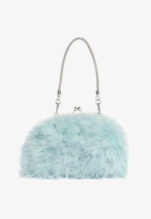 Kleine hellblaue flauschige Handtasche mit silberner Kettenhenkel und silbernem Verschluss auf weißem Hintergrund.
