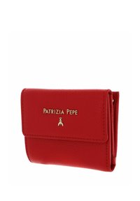 Portefeuille en cuir rouge de Patrizia Pepe avec une finition texturée, présentant un logo doré à l'avant et un design à rabat.