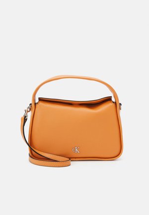 Calvin Klein Jeans METAL MONO MINI BLOCK20 W/FLAP - Bolso de mano - caramel