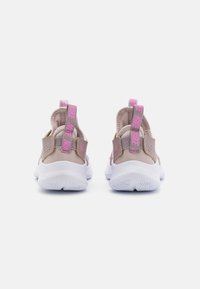 Nike Performance FLEX RUNNER 3 - Chaussures de running sur route - platinum violet/playful pink/violet ore/white
