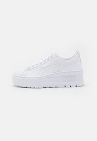 Vita plattformssneakers med texturerad sidopanel, rund tå och snörningsdesign. Inkluderar PUMA-logotyp på sidan.