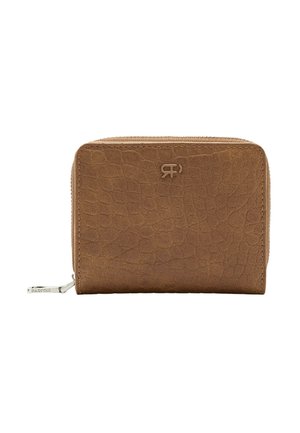 Kompaktowy brązowy portfel o fakturowanej powierzchni z zamkiem błyskawicznym i małym srebrnym suwakiem na białym tle.