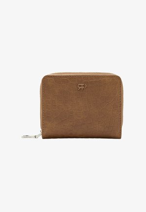 Kompaktowy brązowy portfel o fakturowanej powierzchni z zamkiem błyskawicznym i małym srebrnym suwakiem na białym tle.