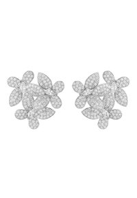 Silberne Ohrringe mit floralem Design, die mehrere Blütenblattformen aufweisen und kunstvoll mit kleinen, transparenten Edelsteinen verziert sind, wodurch eine strukturierte Oberfläche entsteht.