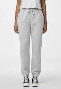 Pantaloni felpa grigi realizzati in morbido cotone misto, con vita elastica regolabile tramite cordoncino, polsini aderenti e tasche laterali.