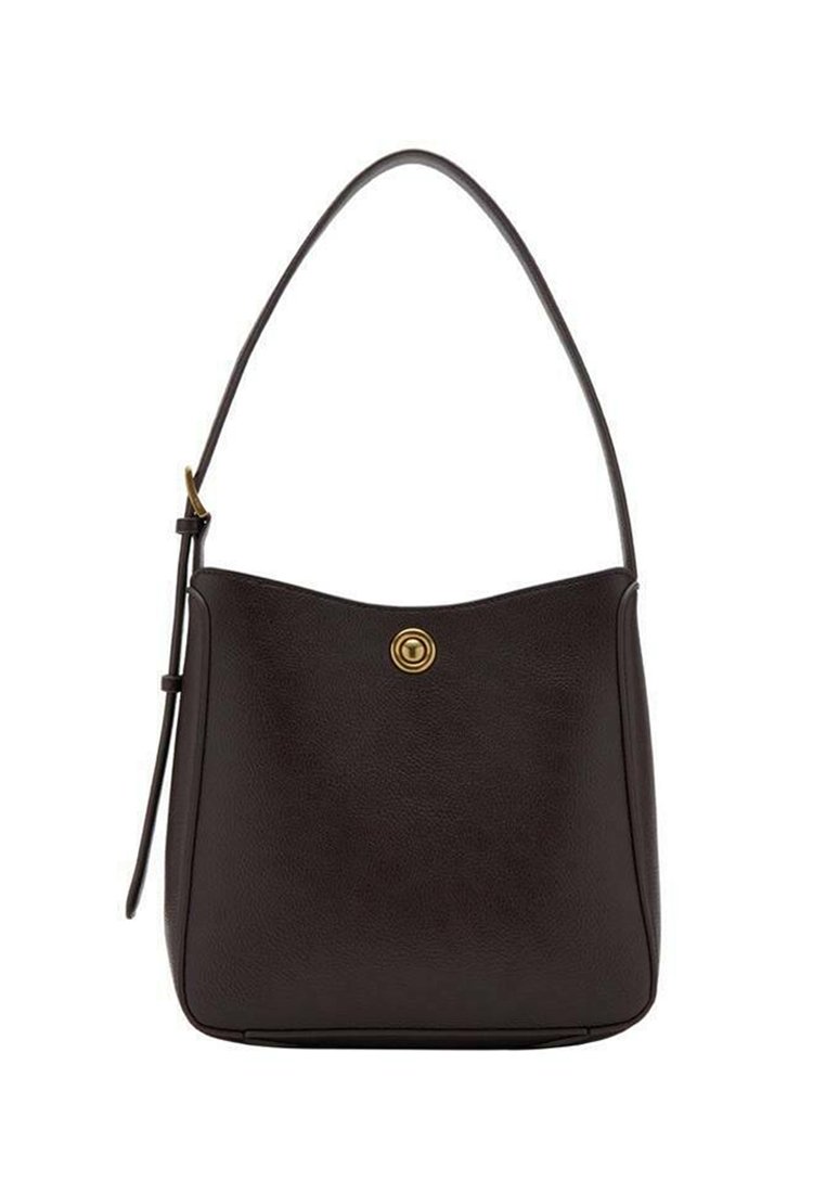 Bolso de mano de piel negra con una textura suave, una parte superior curvada y un acento en forma de círculo dorado. Cuenta con una sola correa de hombro ajustable.