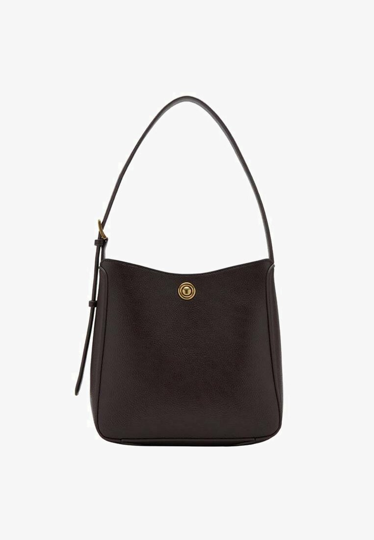 Bolso de mano de piel negra con una textura suave, una parte superior curvada y un acento en forma de círculo dorado. Cuenta con una sola correa de hombro ajustable.