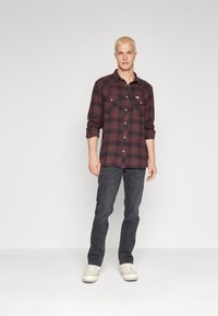 Wrangler GREENSBORO - Blugi drepți - thunder