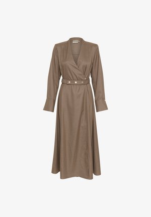 Robe marron à manches longues, avec une taille ceinturée et des accents en boutons argentés. Texture lisse et design longueur cheville.