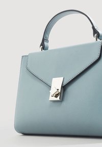 Sac à main en cuir bleu clair à design structuré, doté d'un rabat avec fermeture à boucle en métal argenté. Texture lisse, coutures minimales.