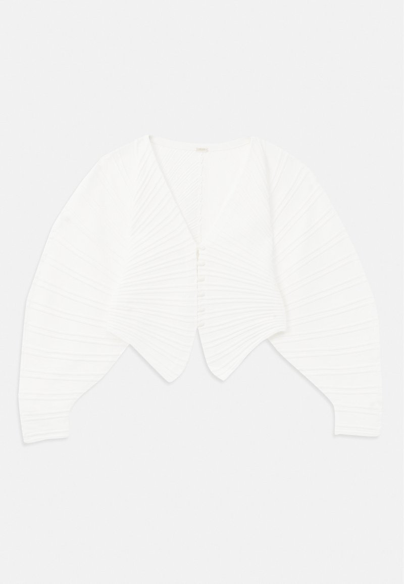 Cardigan court blanc en tissu côtelé, avec un décolleté en V profond, une fermeture à boutons à l'avant et des manches bouffantes avec des détails texturés.