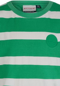 Groen en wit gestreept T-shirt met een ronde halslijn en een groen rubberen logo-opdruk aan de linkerkant. Gemaakt van zachte, ademende stof.