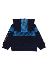Sweat à capuche noir et bleu pour enfants avec texte sur les manches et une étiquette de marque à l'arrière de la capuche.