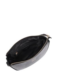 Zwarte leren clutch met structuur en een gouden ritssluiting, voorzien van een gevoerde binnenkant en een klein ritsvak. De buitenkant heeft een subtiel reliëfpatroon.