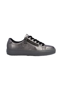 Sneaker metallic grigio con un design elegante, dotati di lacci neri, una cerniera laterale e una suola in gomma testurizzata. Materiale superiore liscio.