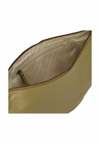 Borsa in pelle verde oliva con cerniera aperta che mostra la fodera in tessuto beige e una tasca interna con cerniera.