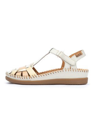 Sandalia de cuero blanca y beige con parte superior trenzada, lados abiertos, correa ajustable y plantilla acolchada. Suela de goma marrón clara y detalles de costura.
