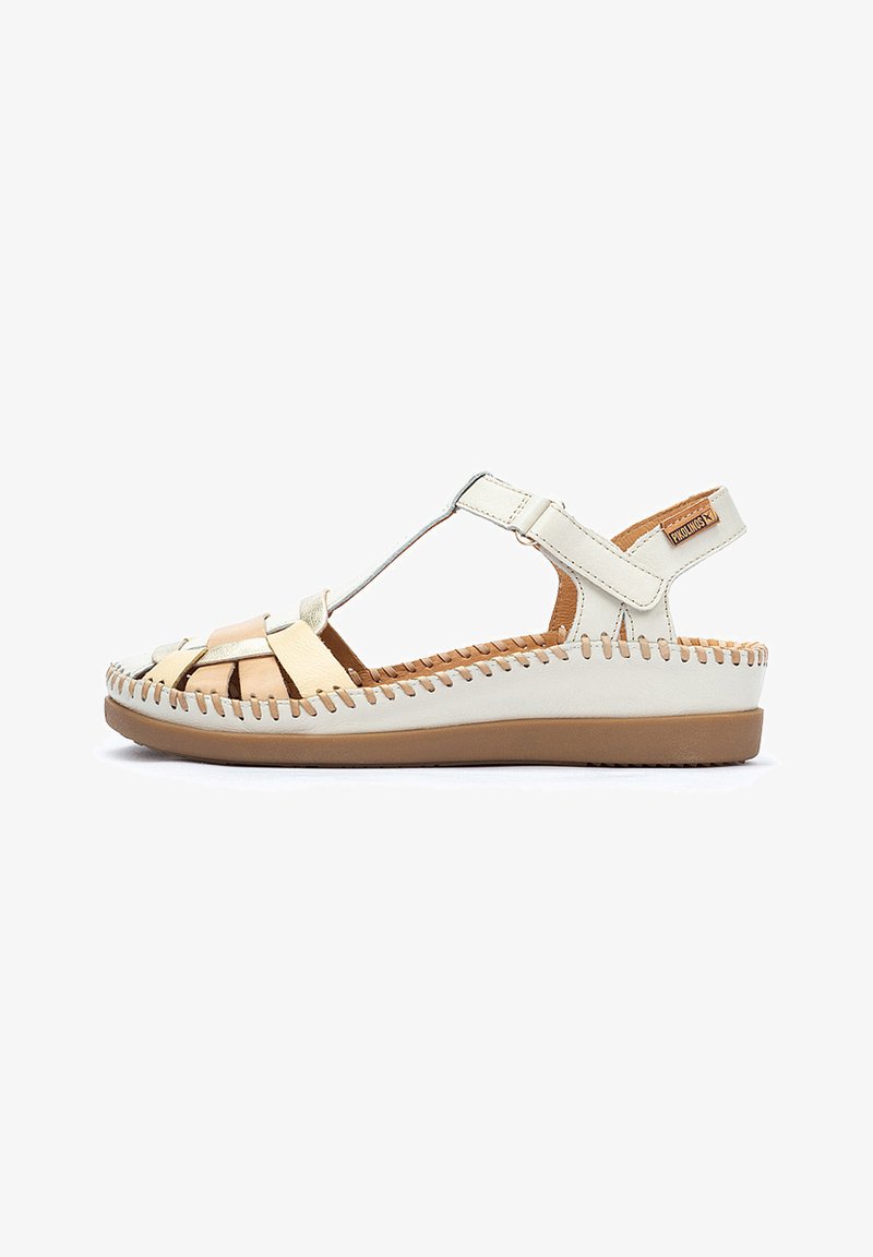 Sandalia de cuero blanca y beige con parte superior trenzada, lados abiertos, correa ajustable y plantilla acolchada. Suela de goma marrón clara y detalles de costura.