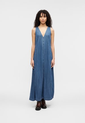 Jeans-Maxikleid mit tiefem V-Ausschnitt, ärmellosem Design und einem Reißverschluss vorne. Der Stoff ist blau mit glatter Textur und hat eine lockere Passform.