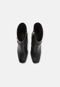 Tommy Hilfiger CHAIN BOOTIE - Magassarkú bokacsizmák - black