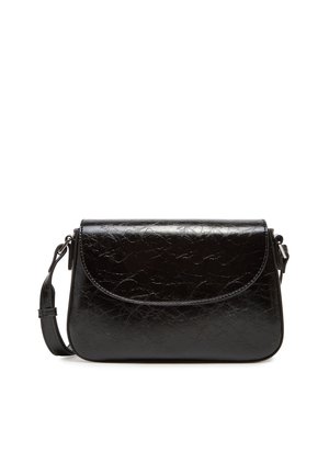 Bolso bandolera de cuero negro con textura, con solapa redondeada y correa ajustable, mostrado sobre fondo blanco.