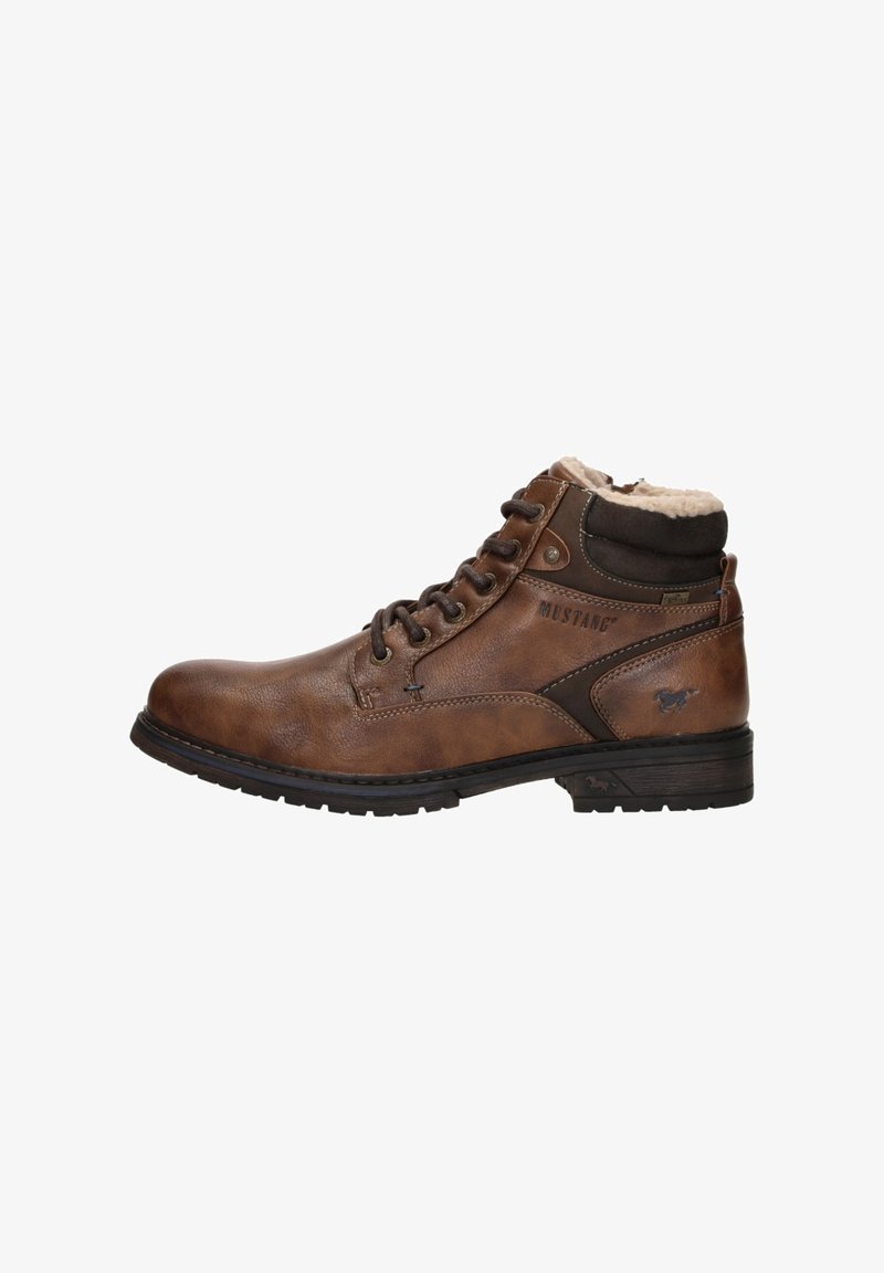 Bruine leren enkelboots met een zachte beige voering van bont, vetersluiting en rubberen zool. Voorzien van een reliëflogo en donkerbruine accenten.